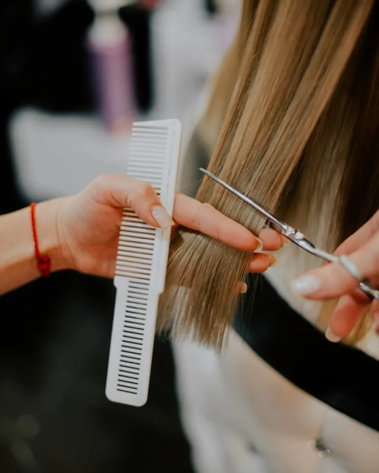 Potongan rambut dan blow di SHINE on Hair & Beauty Saloon, Bemban, Melaka